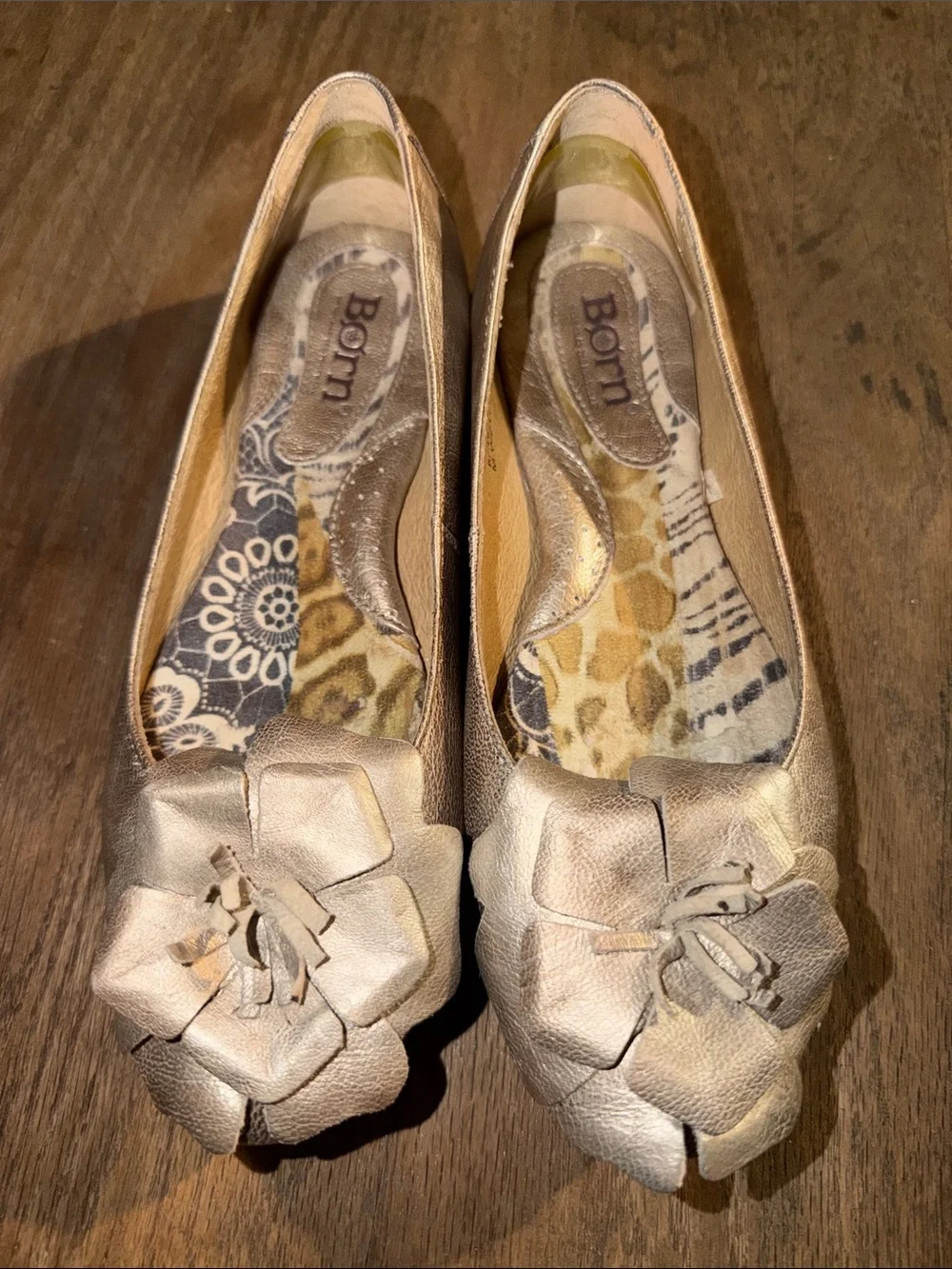 Born Leather Ballet Flats Gold Flower women’s size 6 - Picture 1 of 6